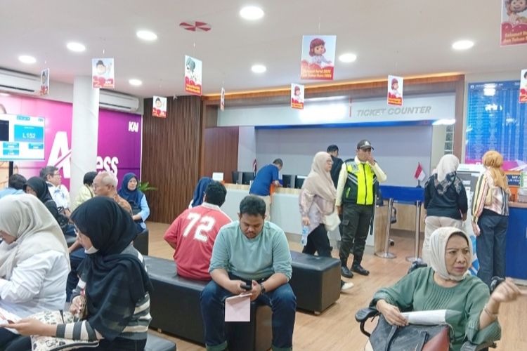 Suasana di ruang loket Stasiun Gambir pada Senin (19/1/2026). Warga yang mengalami pembatalan keberangkatan kereta api (KA) sedang mengurus refund pembayaran tiket pada Senin. 