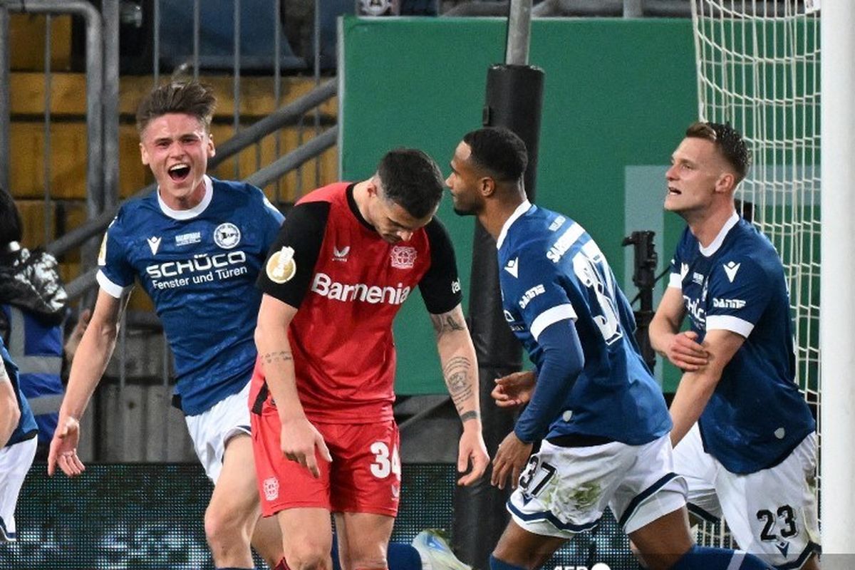 Maximilian Grosser merayakan gol dengan rekan satu timnya dalam pertandingan semifinal Piala Jerman (DFB Pokal) antara Arminia Bielefeld vs Bayer Leverkusen di Bielefeld, Jerman barat pada 1 April 2025. (Photo by UWE KRAFT / AFP)