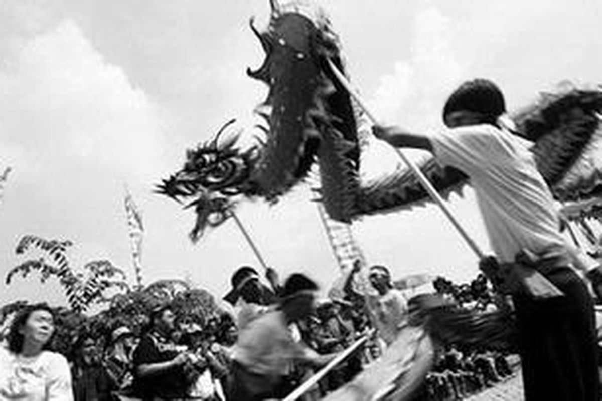 Atraksi liong meramaikan acara pembukaan Festival Cisadane 2011 yang berlangsung di bantaran Sungai Cisadane, Kota Tangerang, Banten, Sabtu (4/6/2011), dan akan ditutup pada Minggu (12/6/2011).