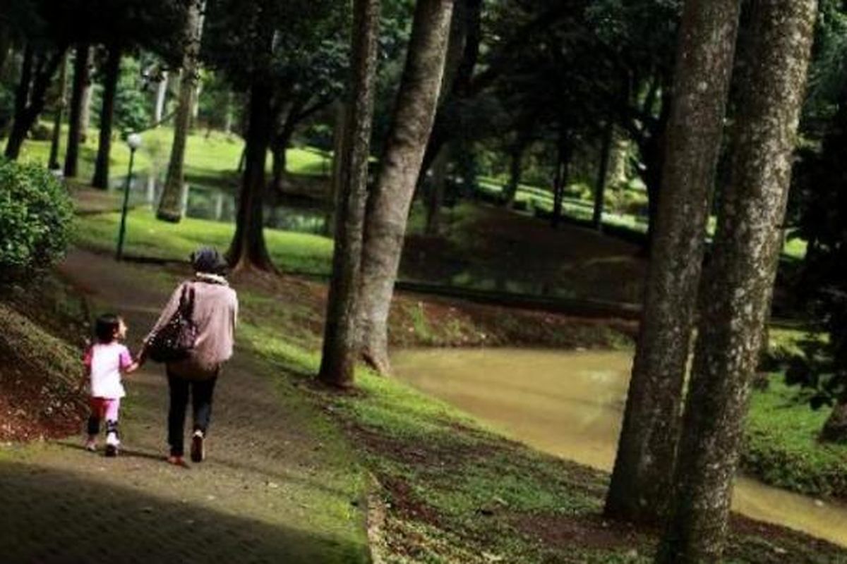 Warga bersantai di Taman Langsat yang berada di balik deretan pedagang kaki lima di kawasan Barito, Kebayoran Baru, Jakarta Selatan, Sabtu (26/1). Taman yang juga terkenal dengan sebutan hidden park ini merupakan satu dari lima belas taman di Jakarta yang dikelola dengan baik. Setidaknya ada sekitar 350 taman di Jakarta. 