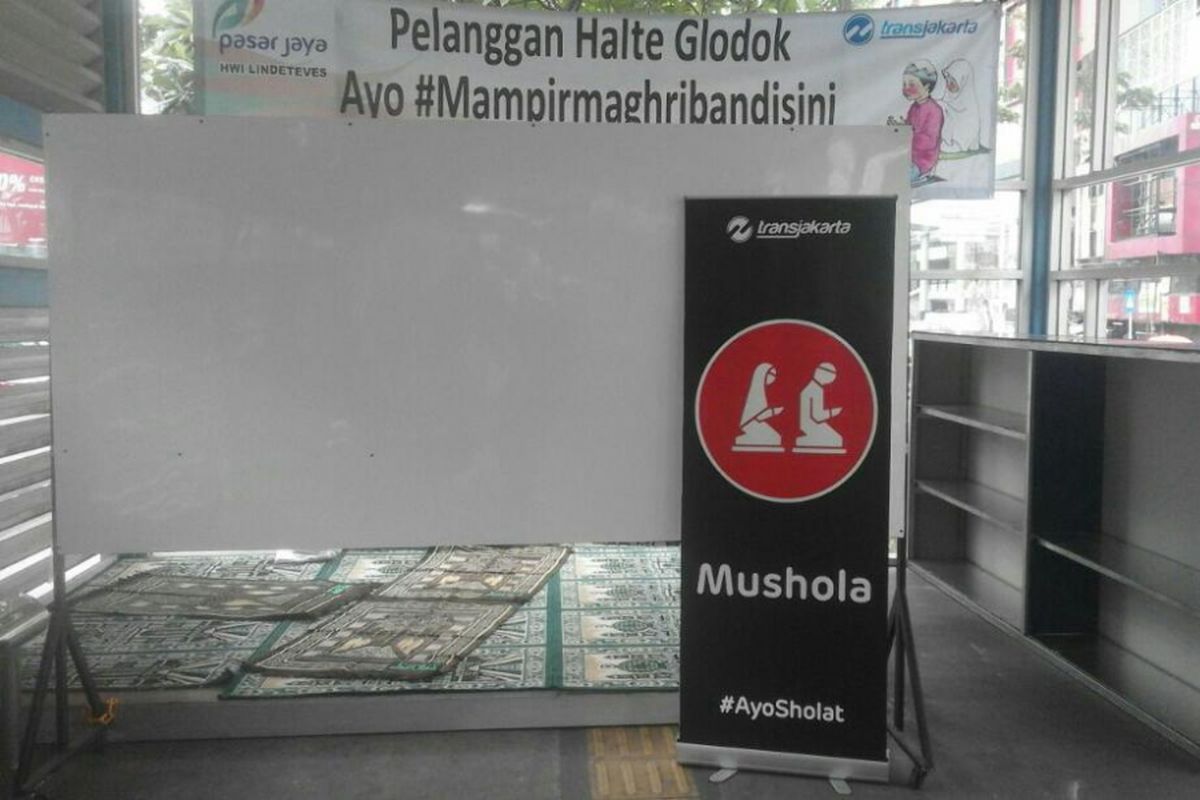 Kondisi mushola di Halte Transjakarta Glodok, Jakarta Barat.