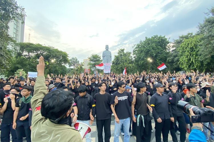 Demo di Grahadi Surabaya Berakhir Kondusif, Massa Sampaikan 19 Tuntutan