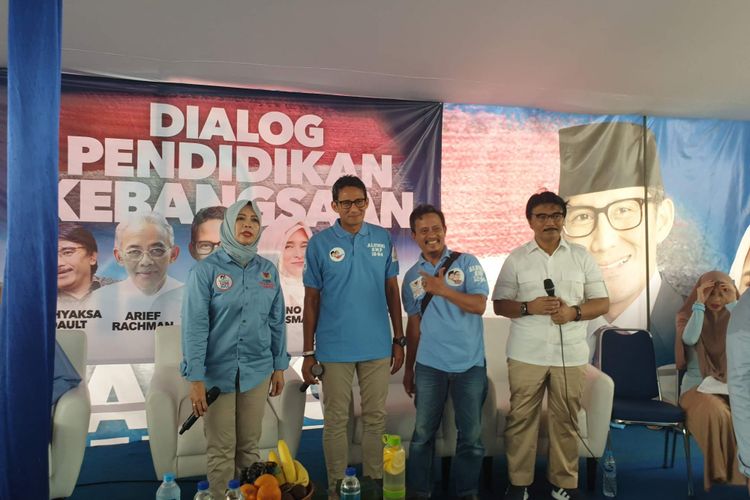 Calon wakil presiden nomor urut 02 Sandiaga Uno menghadiri deklarasi dukungan alumni SMP 12 di Rumah Djoeang, Jakarta, Rabu (27/2/2019).