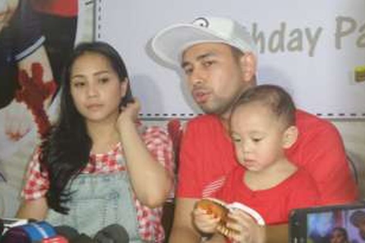 Raffi Ahmad dan Nagita Slavina usai perayaan ulang tahun pertama putranya Rafathar di Play Parq Kemang, Jakarta Selatan, Sabtu (20/8/2016).