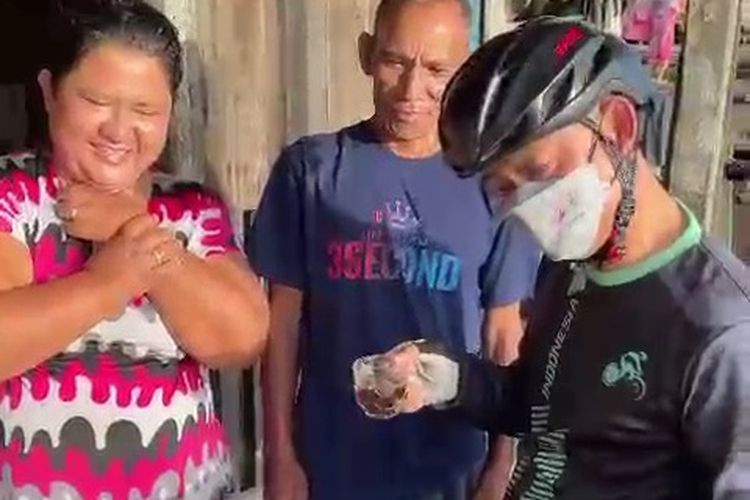 Wali Kota Pontianak Edi Rusdi Kamtono saat mengunjungi rumah warga di tepian Sungai Kapuas sambil menikmati kopi dan kue kacang yang disuguhkan, Jumat (6/5/2022)