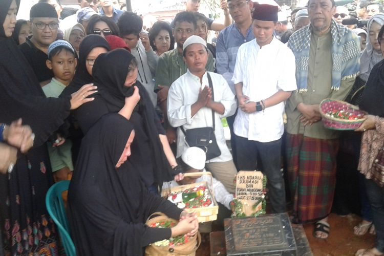 Suasana pemakaman komedian Eko DJ di TPU Taman Malaka, Jakarta Timur, Selasa (28/3/2017).