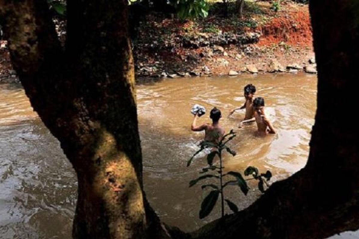 Anak-anak bermain di Kali Krukut di kawasan Cipedak, Jagakarsa, Jakarta Selatan, 13 September 2016. Di kawasan ini, Kali Krukut menjadi batas alami wilayah Kota Depok, Jawa Barat, dan DKI Jakarta. 