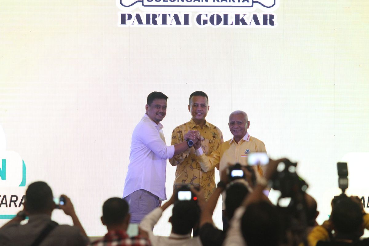 Ketua DPD Partai Golkar Sumut, Musa Rajekshah (tengah) saat mengumumkan Bupati Asahan, Surya (paling kanan) menjadi pendamping Bobby Nasution untuk Pilkada Sumut di Hotel JW Marriot,Kota Medan, Senin (15/7/2024) 