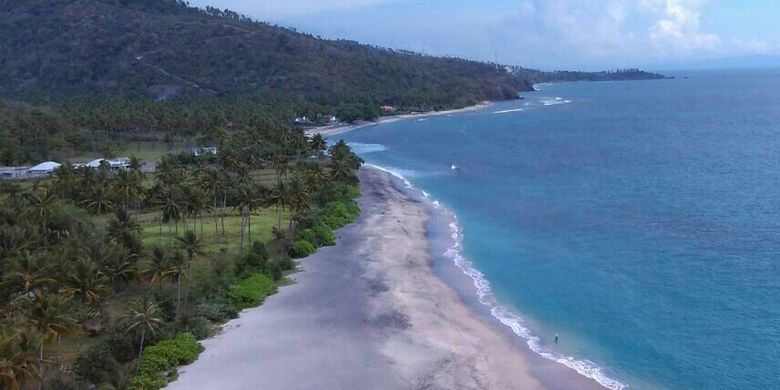 Pemandangan Pantai Setangi dilihat dari atas Villa Hantu Lombok. Vila tak berpenghuni ini terletak di Dusun Setangi, Desa Malaka, Pemenang Barat, Kabupaten Lombok Utara, Nusa Tenggara Barat (NTB). Jaraknya sekitar 30 menit dari kawasan wisata Senggigi.