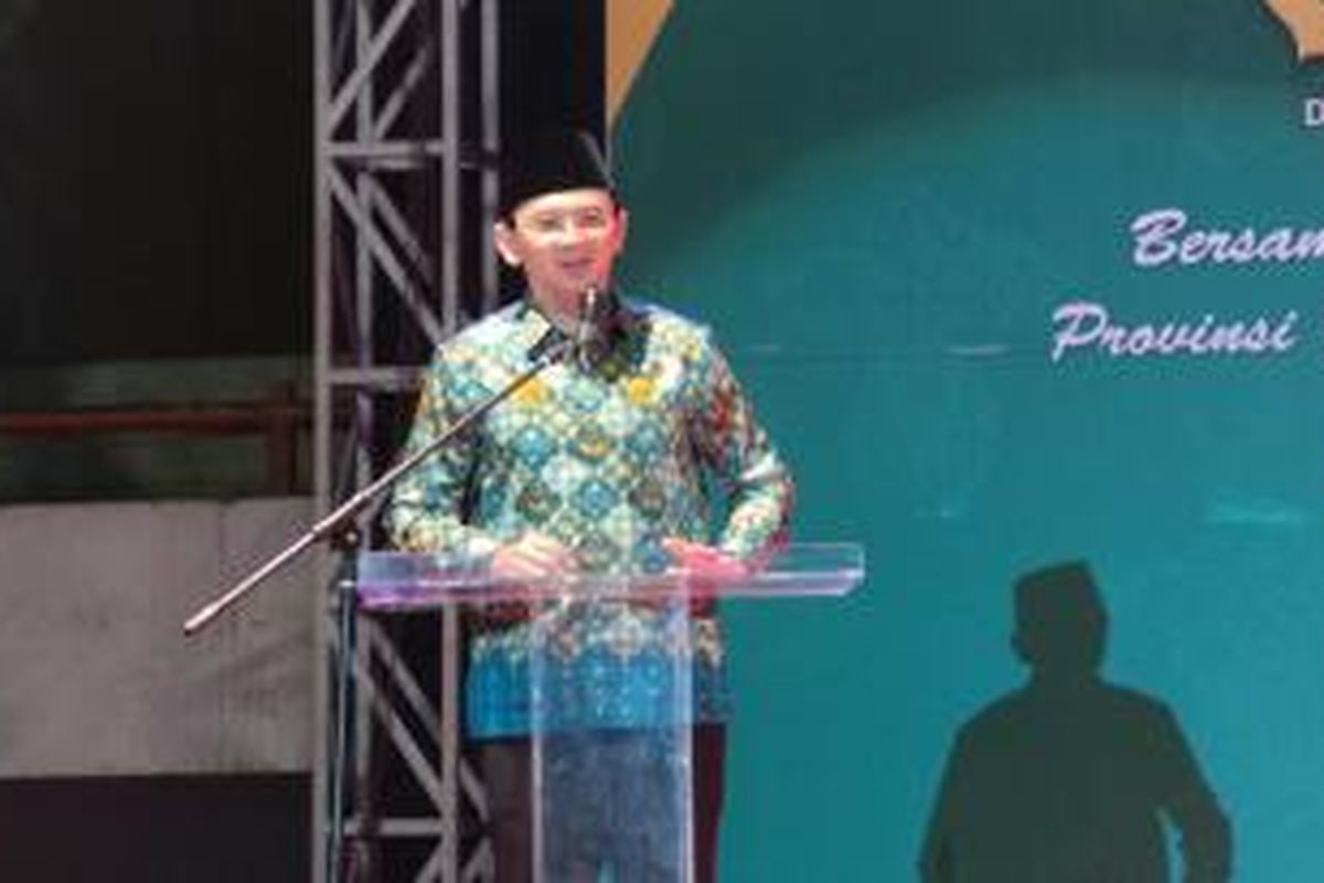 Gubernur DKI Jakarta Basuki Tjahaja Purnama, saat memberi sambutan dalam acara pelantikan pengurus Dewan Pimpinan Wilayah Persatuan Guru Madrasah Indonesia DKI periode 2015-2020 dan Gebyar Seni Madrasah 2015, di Tennis Indoor Senayan, Jakarta, Rabu (16/12/2015).