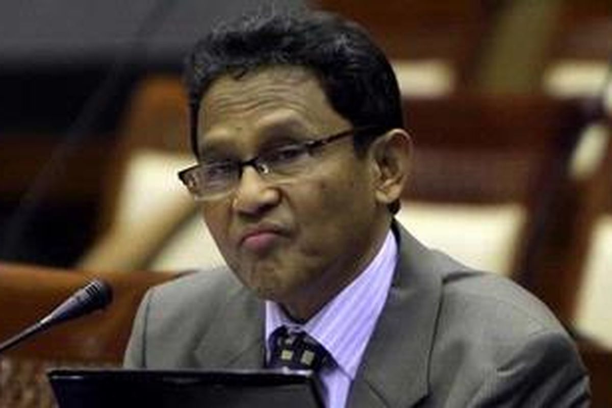 Calon pimpinan KPK, Irjen (Purn) Aryanto Sutadi, saat menjalani tes uji kelayakan dan kepatutan di ruang rapat komisi III DPR Jakarta Pusat, Senin (28/11/2011). Uji kelayakan dan kepatutan calon pimpinan KPK kembali dilanjutkan setelah tertunda minggu lalu akibat belum lengkapnya syarat administrasi.