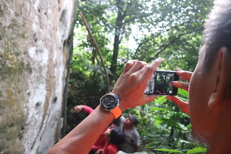 Anggota organisasi Mahasiswa Pencinta Alam Universitas Indonesia (Mapala UI) sedang mendokumentasikan kegiatan panjat tebing di Gunung Bongkok, Desa Sukamulya, Kecamatan Tegal Waru, Kabupaten Purwakarta, Jawa Barat, Minggu (14/4/2019). Gunung Bongkok merupakan salah satu titik wisata panjat tebing di Jawa Barat.