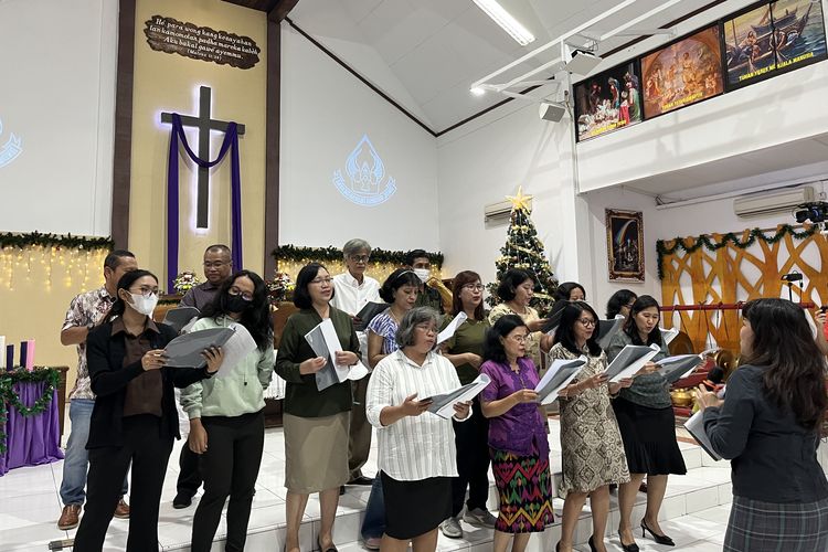 Penampilan grup paduan suara Gereja Kristen Jawa Tanjung Priok, Jakarta Utara, Minggu (24/12/2023). 