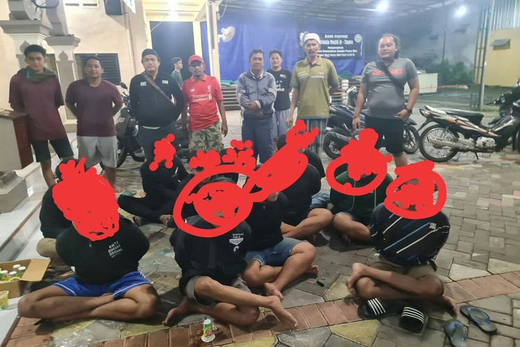 Sebagian dari remaja yang terlibat aksi tawuran di Kecamatan Menganti, Gresik, Jawa Timur, menjelang waktu sahur, saat diamankan pihak kepolisian.