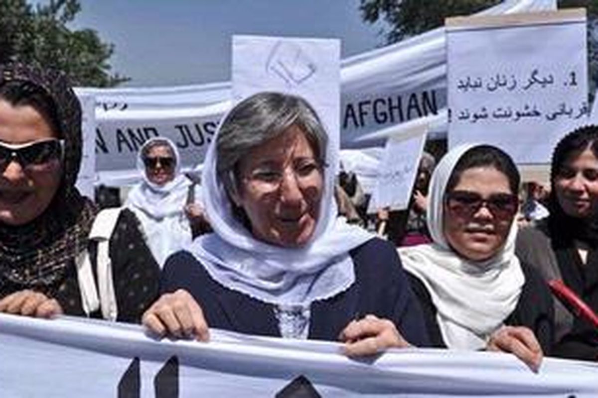 Ketua Komisi Hak Asasi Manusia Afganistan Sima Samar (tengah) berunjuk rasa bersama puluhan perempuan Afganistan untuk memprotes eksekusi mati terhadap seorang perempuan yang dituduh berzinah, Rabu (11/7/2012). 