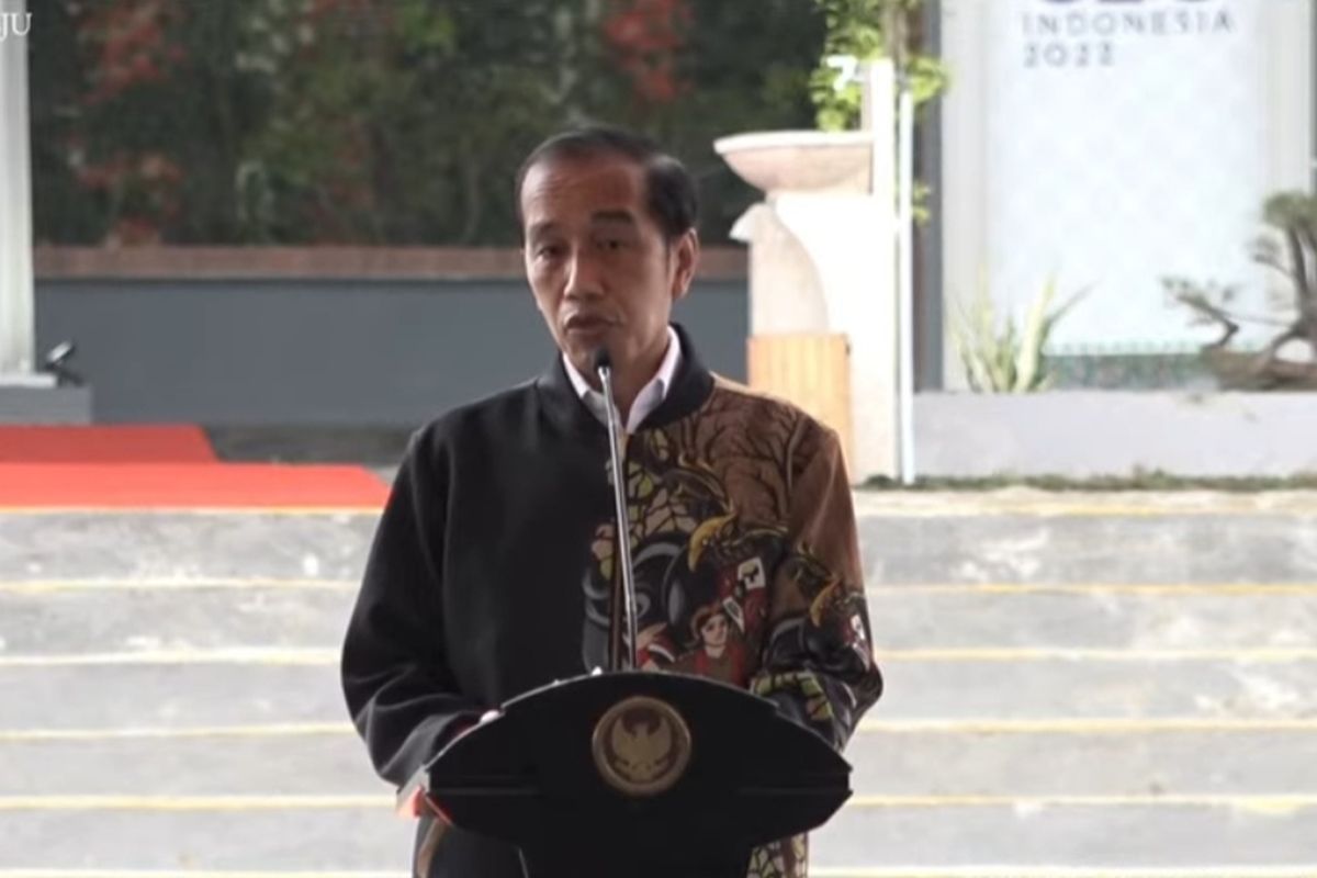 Presiden Joko Widodo meresmikan Bandara Ngloram yang berada di Kabupaten Blora, Jawa Tengah, Jumat (17/12/2021)