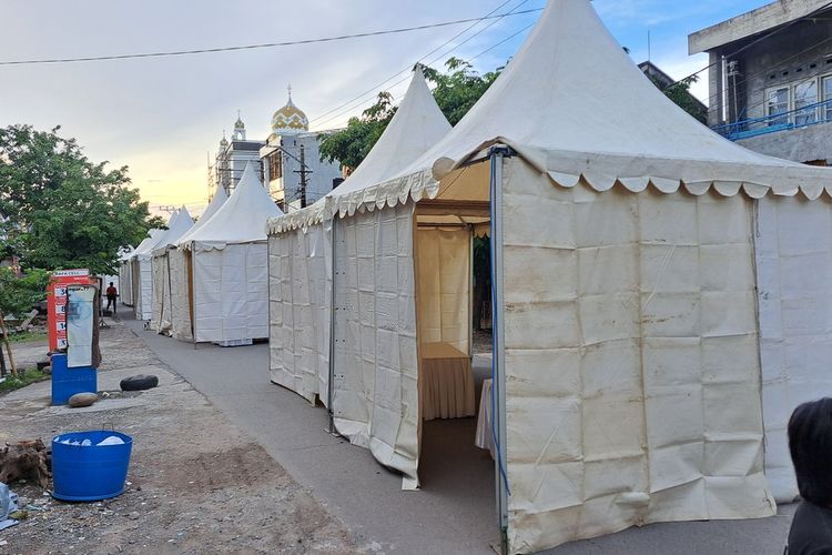 Tenda-tenda TPS dibangun berjejer di tengah Jalan di Kelurahan Malimongan Tua, Kecamatan Wajo, Makassar, Sulsel, Selasa (13/2/2024)