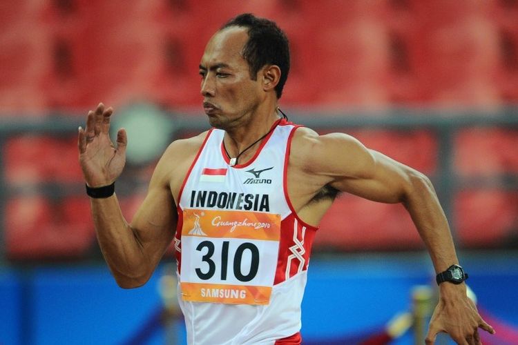 Suryo Agung Wibowo dari Indonesia berkompetisi di 100m putaran 1 putra 2 putra di kompetisi atletik di Asian Games ke-16 di Guangzhou pada 21 November 2010.