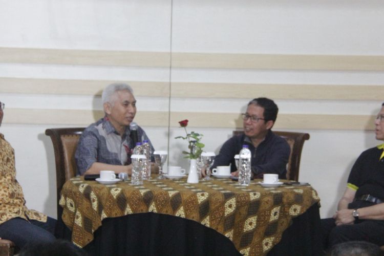 Rektor Universitas Brawijaya Muhammad Bisri saat bersama Plt Ketua Umum PSSI Joko Driyono (tengah)
