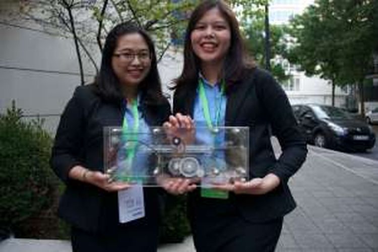 Stephanie Rawi (kiri) dan Nabila Astari (kanan) berfoto bersama prototype Droplock Turnstile Gate.