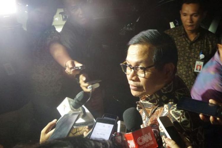 Sekretaris Kabinet Jokowi-JK Pramono Anung menegaskan bahwa upaya pembebasan 10 Warga Negara Indonesia yang disandera oleh kelompok Abu Sayyaf dilakukan dengan menggunakan metode diplomasi total. Hal itu dia utarakan usai bertemu dengan Menko Polhukam Luhut Pandjaitan, Senin malam (2/5/2016).