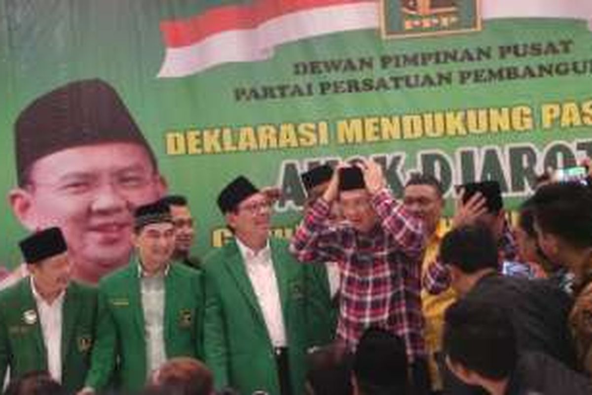 Pasangan bakal calon petahana DKI Jakarta, Basuki Tjahaja Purnama atau Ahok dengan Djarot Saiful Hidayat diberi peci oleh Partai Persatuan Pembangunan pimpinan Djan Faridz, di kantor DPP PPP, Jalan Diponegoro, Menteng, Jakarta Pusat, Senin (17/10/2016).