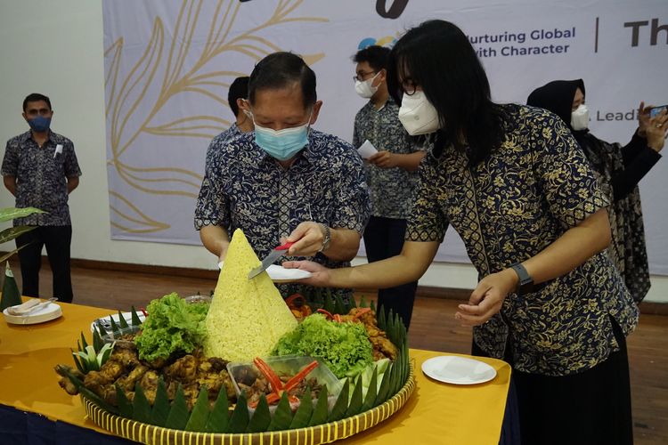 Simbolisasi pemotongan tumpeng oleh Michael Thia, Superintendent Global Sevilla School dalam peringatan hari ulang tahun ke-20 Global Sevilla School pada Kamis, 6 Oktober 2022.