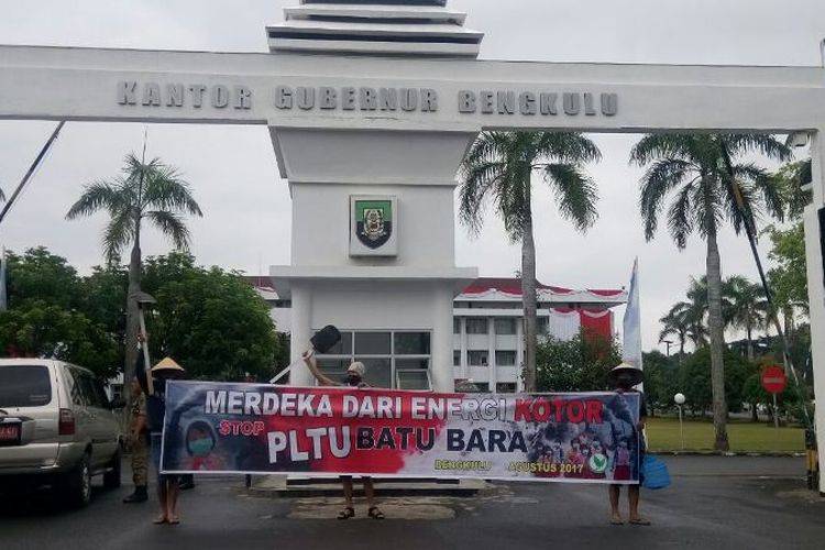 Warga Bengkulu dari berbagai perwakilan organisasi kemasyarakatan dan lingkungan hidup memasang spanduk bertuliskan Merdeka dari Energi Kotor, Stop PLTU Batubara di gerbang utama kantor Gubernur Bengkulu, Rabu (16/8/2017).