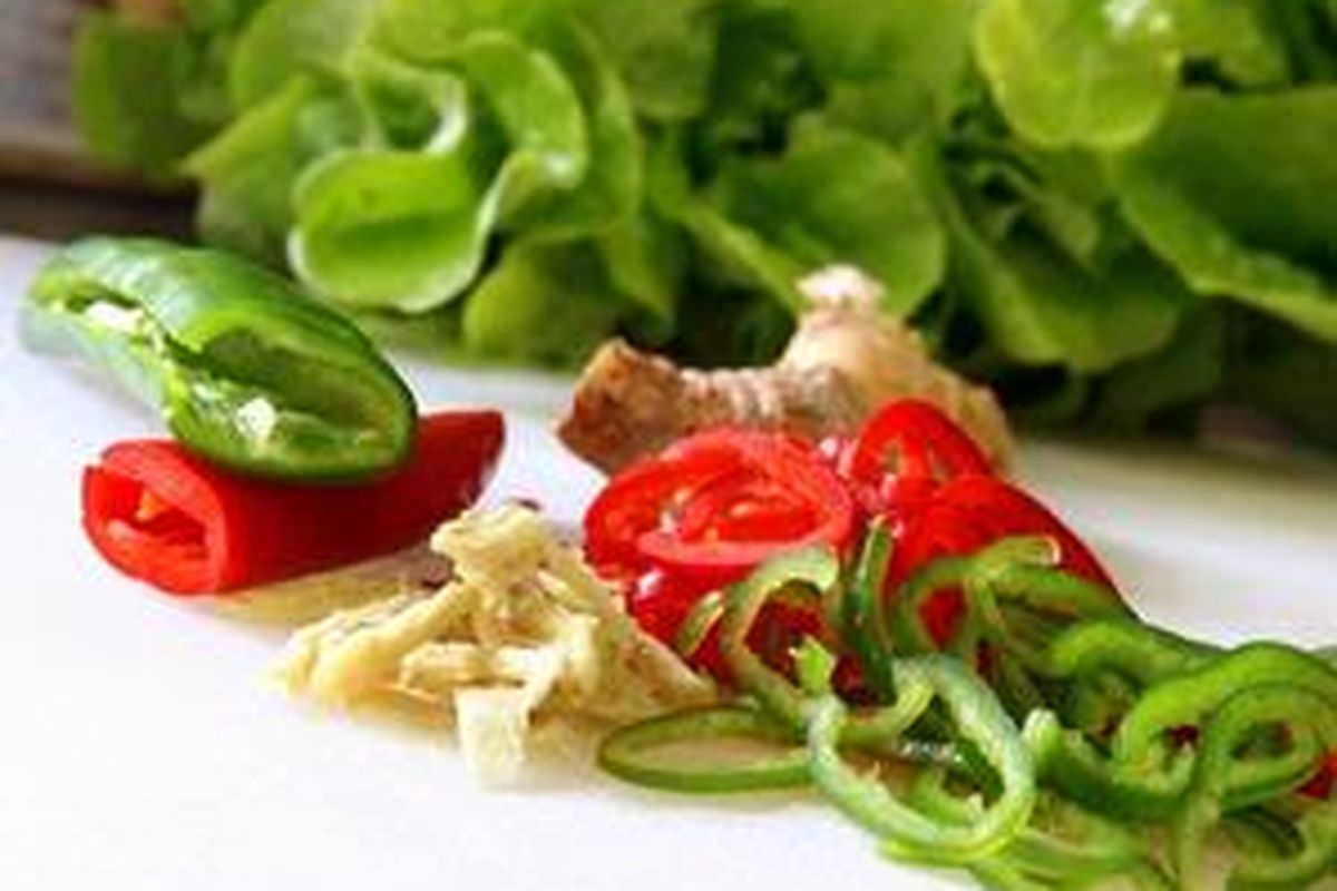 Kunyah sesendok rajangan cabai merah dan cabai hijau bisa meningkatkan metabolisme.