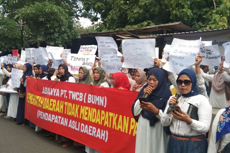 Pedagang berunjuk rasa soal penolakan relokasi ke Kampung Seni Borobudur, Sabtu (3/2/2024).