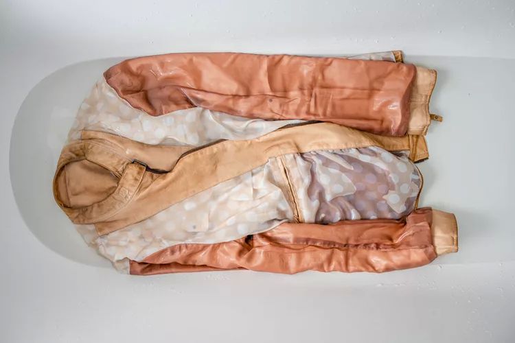 Ilustrasi membersihkan jaket kulit secara mendalam.