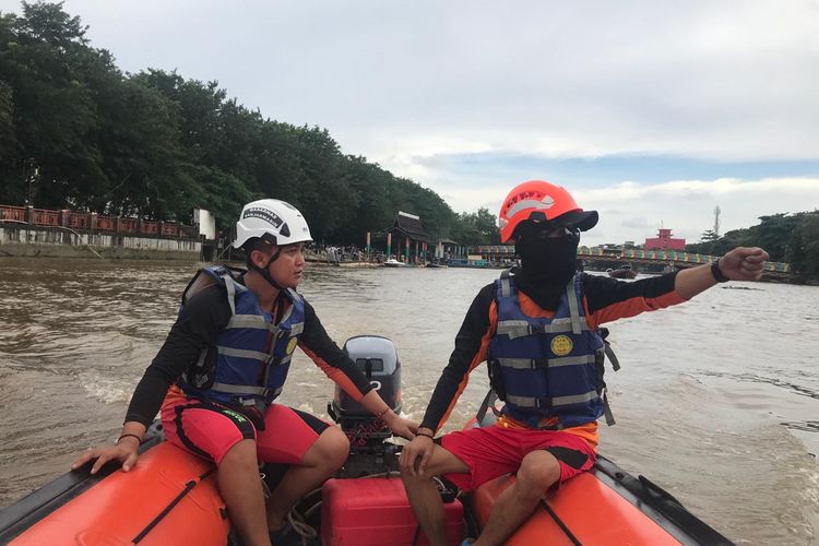 Basarnas Banjarmasin melakukan pencarian terhadap anggota damkar swasta yang tenggelam di Sungai Martapura, Senin (29/1/2024).