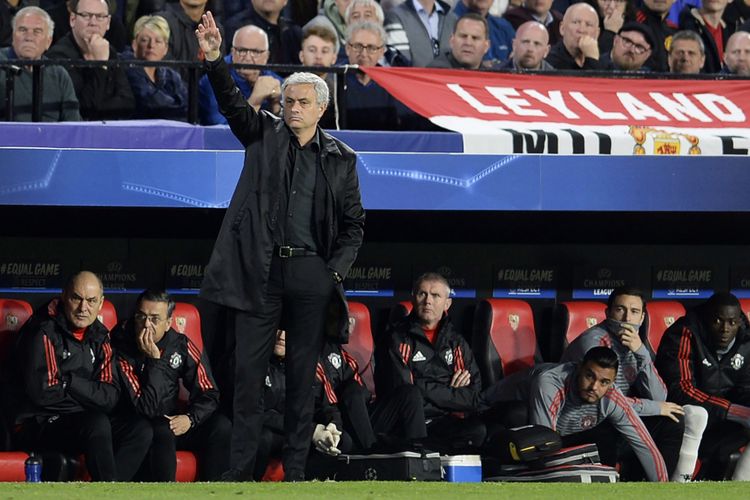 Manajer Manchester United, Jose Mourinho, memberikan instruksi kepada timnya saat melawan Sevilla pada leg pertama babak 16 besar Liga Champions di Stadion Ramon Sanchez Pizjuan, Sevilla, 21 Februari 2018.