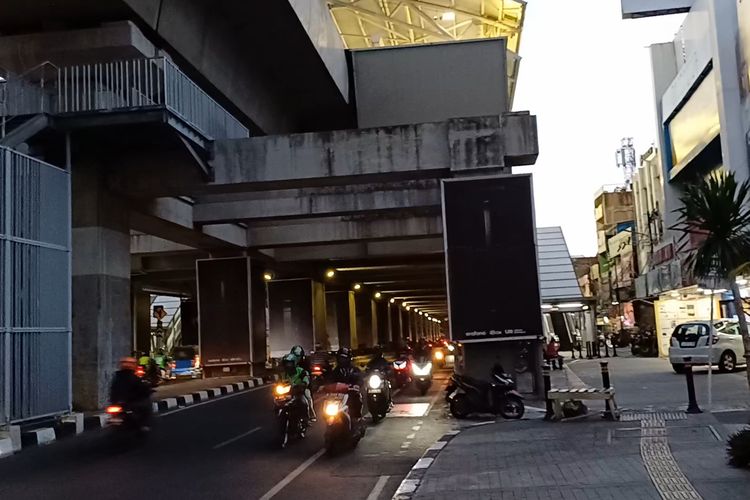 Penampakan pengendara roda dua yang melakukan pelanggaran lalu lintas di bawah Stasiun MRT Blok A atau Jalan Panglima Polim, Jakarta Selatan, Senin (13/11/2023).