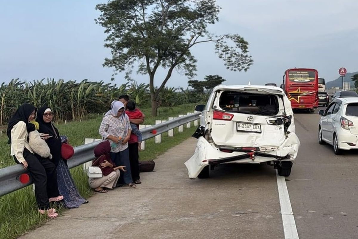 Mobil Toyota Innova dalam kondiri ringsek usai ditabrak bus PO Haryanto di Tol Batang pada inggu (15/3/2026) sekitar pukul 15.45 WIB.