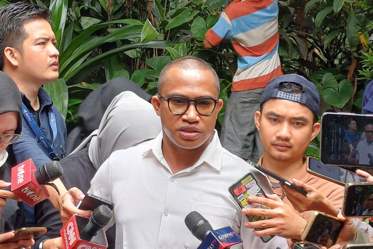 Perwakilan keluarga mendiang Rizal Ramli, Yose Sampurna, ketika ditemui wartawan di rumah duka, kawasan Mampang Prapatan, Jakarta Selatan, Rabu (3/1/2024)
