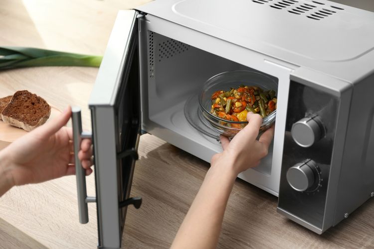 Ilustrasi microwave, menghangatkan makanan dengan microwave.