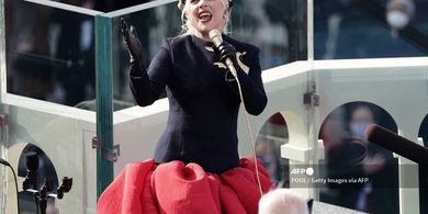 Lady Gaga menyanyikan lagu kebangsaan Amerika Serikat pada pelantikan Joe Biden sebagai Presiden AS ke-46 di Gedung Capitol, Washington DC, Rabu (20/1/2021).