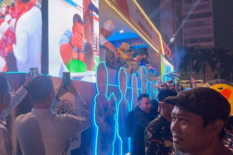 Mobil MBG Bagi-bagi Ompreng untuk Anak-anak Saat Karnaval HUT ke-81 RI di Bundaran HI 