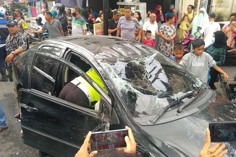 Kecelakaan lalu lintas terjadi di depan Gang Perwira, Jalan Brigjend Katamso, Kelurahan Sei Mati, Kecamatan Medan Maimun, pada Jumat (19/2/2021) siang. Mobil Toyota Vios terbalik di tengah jalan setelah menabrak mobil pick up Gran Max yang parkir di pinggir jalan dan menyeret dua sepeda motor serta membuat kaca di sebuah rumah pecah.