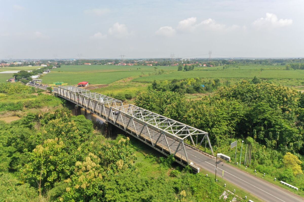 Gubernur Jawa Barat Ridwan Kamil saat meresmikan penataan jalan penghubung antara Jabar-Jateng, tepatnya di Ciledug Kabupaten Cirebon dengan Kabupaten Brebes, Jumat (4/2/2022).