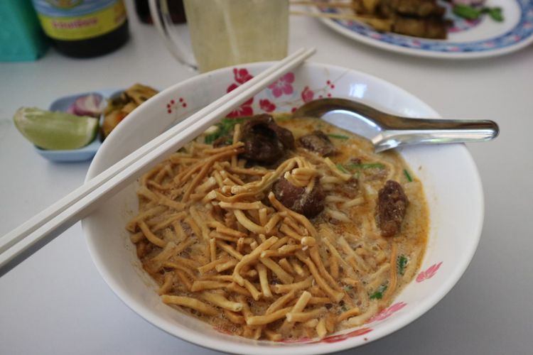 Hidangan khao soi khas Chiangmai Thailand, di Resto Khao Soi Moslem, Jalan Charoenprated1, Chiangmai.