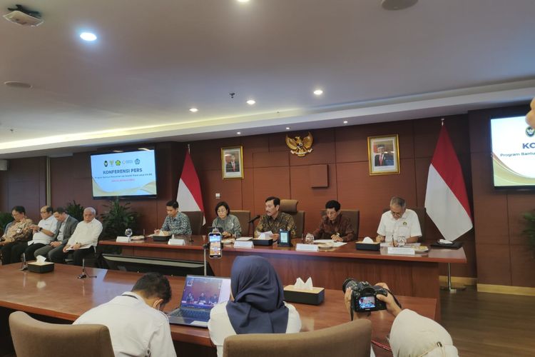 Pemerintah meluncurkan pemberian insentif untuk kendaraan listrik di Kantor Kemenko Bidang Kemaritiman dan Investasi, Jakarta, Senin (20/3/2023).