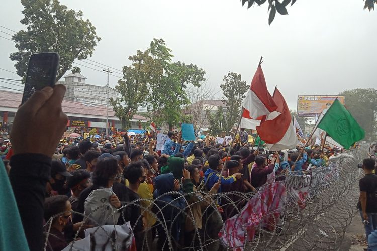 Ribuan mahasiswa dan pelajar menggelar aksi demo di depan gedung DPRD Sumbar, Rabu (7/10/2020)
