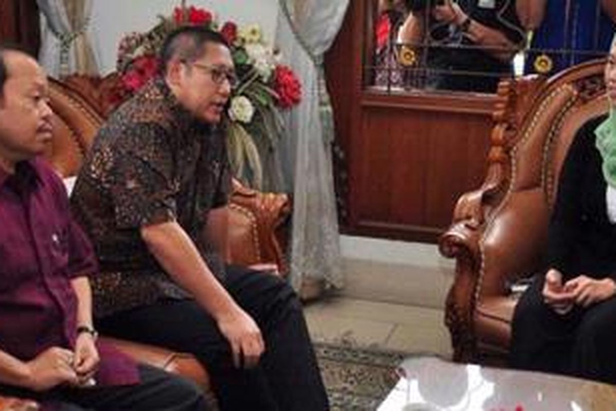 Putri Almarhum Gus Dur,Yenny Wahid, menerima kedatangan Ketua umum DPP Demokrat, Anas Urbaningrum dan Ketua Komisi VII, Sutan Bhatoegana (kanan ke kiri) di Ciganjur, Jaksel, Kamis (29/11/2012). Kedatangan mereka di kediaman Gus Dur untuk meminta maaf atas ucapan Bhatoegana dalam diskusi tentang lengsernya Gus Dur.