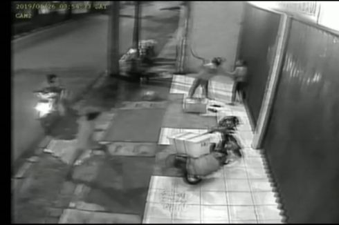 Terekam CCTV, Perampok Todongkan Senjata Tajam dan Rampas Uang Penjual Tahu di Cakung