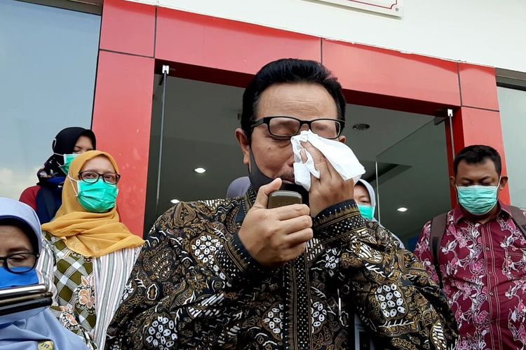 Wakil Walikota Yogyakarta, Heroe Poerwadi saat mengusap air matanya. Heroe menetaskan air mata terharu warga kampung Baciro menyambut dan memberikan semangat kepada tenaga medis yang datang ke persinggahan sementara di Pusdiklat Kemendagri.