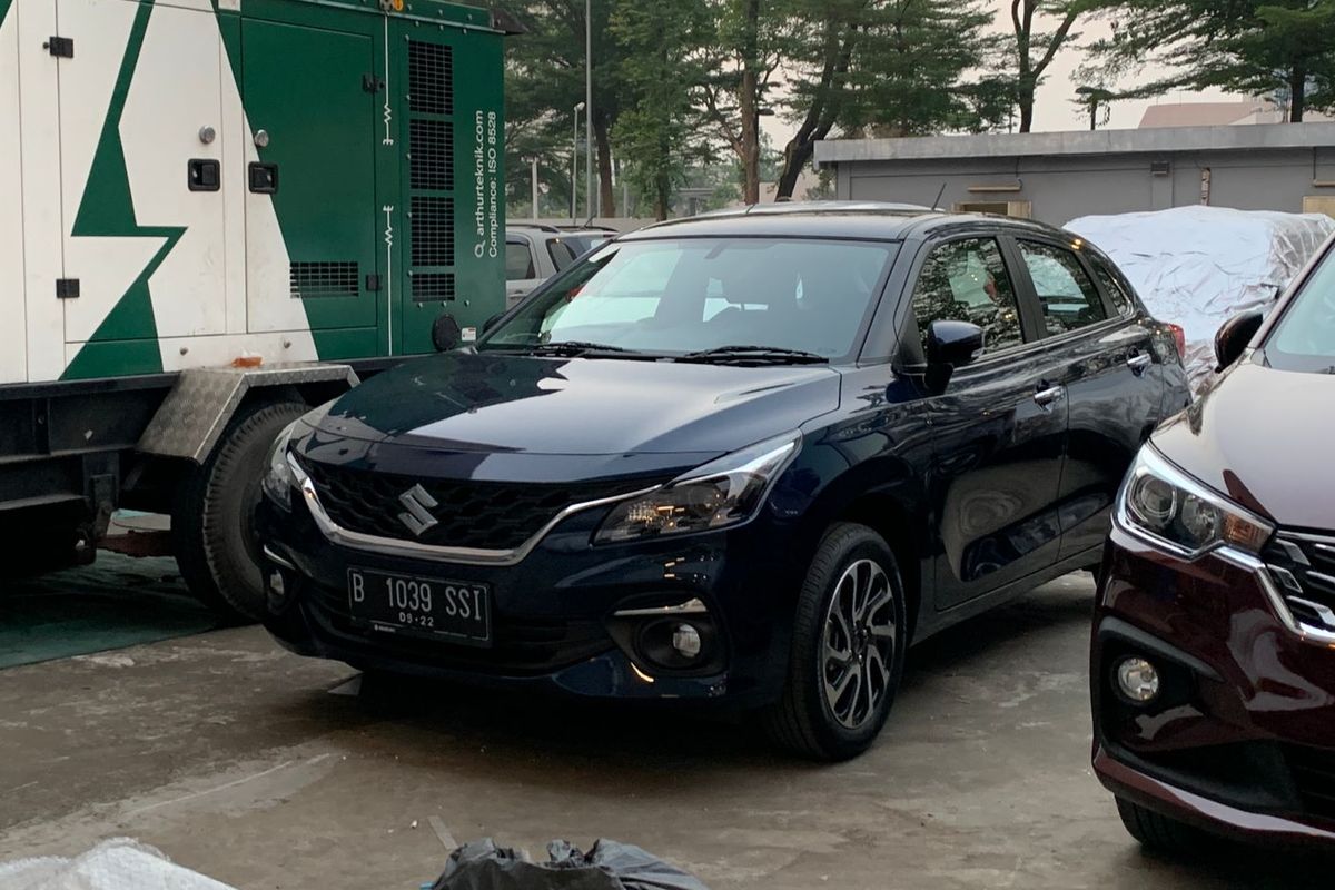 Suzuki Baleno facelift terpergok berada di area parkir GIIAS 2022 di ICE BSD City, Tangerang.