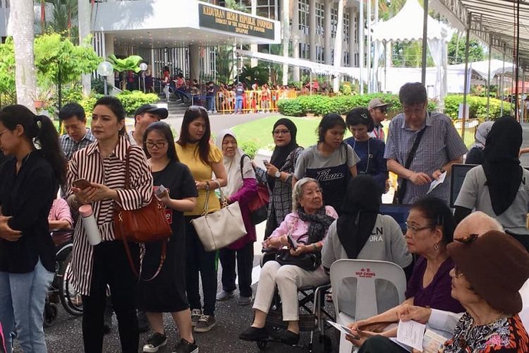 Antrian WNI termasuk manula yang menunggu untuk memasuki Tempat Pemungutan Suara (TPS) di Cluster 6 KBRI Singapura, Minggu (14/4/2019), sekitar pukul 10.00 waktu setempat.  