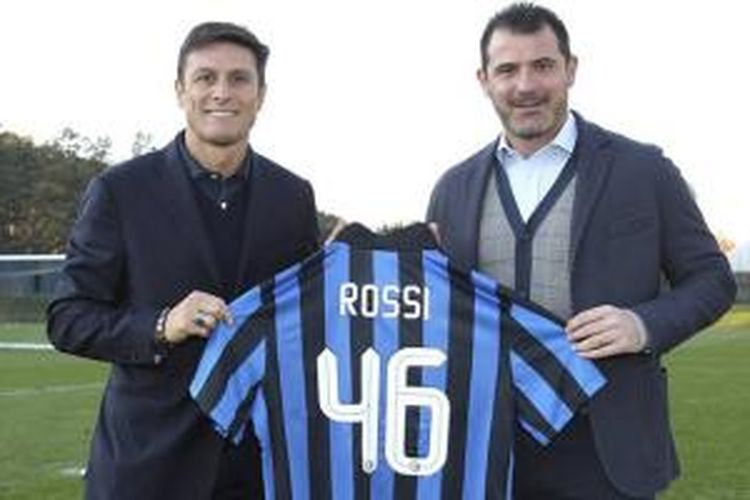 Javier Zanetti dan Dejan Stankovic memamerkan jersey khusus dukungan Rossi jelang balapan terakhir di Valencia, 8 November 2015.